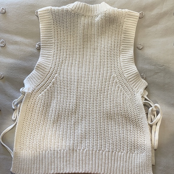 Cream sweater vest - Picture 4 of 4